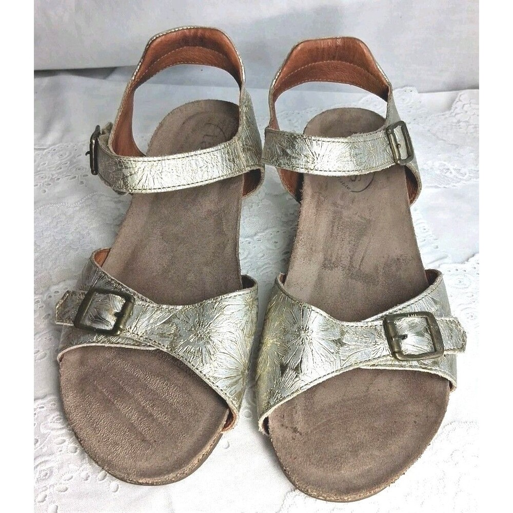Taos Womens 9.5 Travelers Gold Leather Floral Embossed Sandals Summer Travel